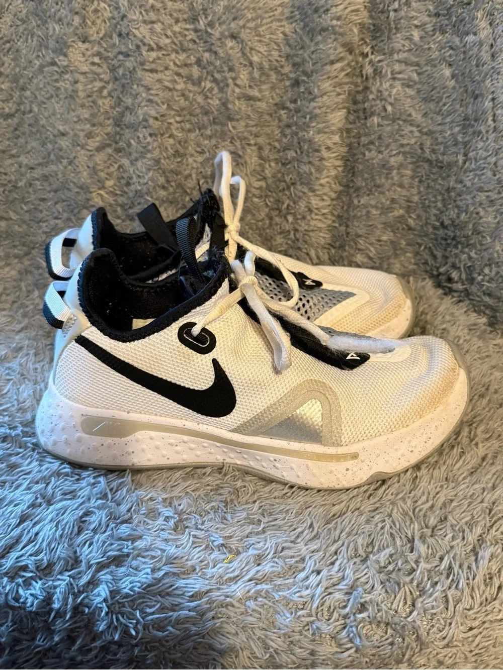Nike Kids White and Black Lace‎ Up Front Zip Athletic Sneakers Size 4.5